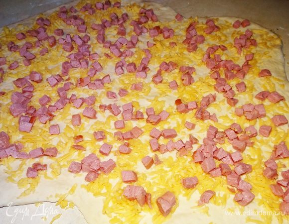 ..И нарезанными сосисками.