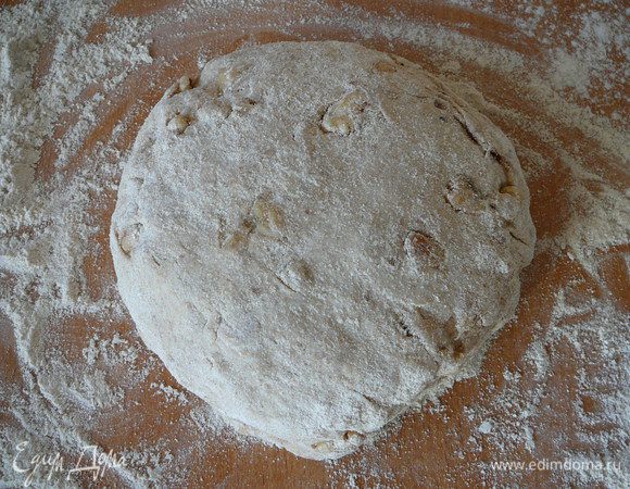  Разделить тесто на 2 части, из каждой сформировать по очень тугому шару. 