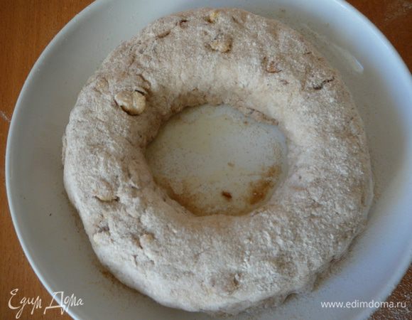 Переложить кольцо в форму для выпечки, смазанную маслом и оставить на расстойку на 45-50 минут. 
