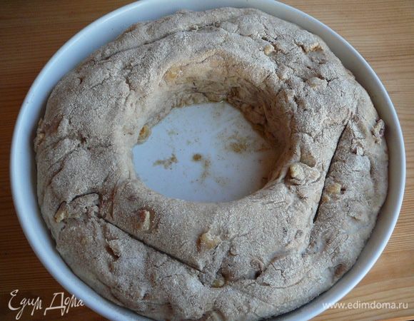 Когда тесто увеличится в 2 раза, сделать на поверхности три надреза острым ножом.