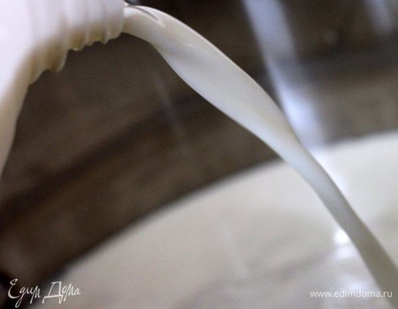 Смешать лимонный сок в половине стакана горячей воды и отставить в сторону. Молоко поставить на средний огонь (можно добавить соль) в кастрюле с толстым дном, помешивать и следить, чтобы оно не подгорело ;-)