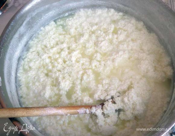 Когда молоко начнет закипать, добавьте лимонный сок, не забывайте перемешивать. Как только творог отделится от сыворотки, выключите огонь.