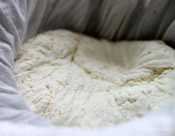 Откиньте творожную массу в сложенную в несколько слоев марлю или даже лучше в муслиновую ткань, отожмите лишнюю воду. Обязательно: промойте под проточной водой, чтобы избавиться от лимонного привкуса. Панир имеет сильный молочный сладковатый вкус, поэтому, по желанию, вы всегда можете приправить его солью и специями.