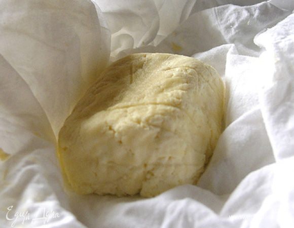 Советы: Если вам нужен твердый сыр - положите его на 1-2 часа под пресс. Чтобы он не был рассыпчатым, перед тем, как ставить груз, хорошенько его помесите/перетрите. Это сыр недолго хранения - около 3х дней в холодильнике или же около месяца в морозильной камере. 