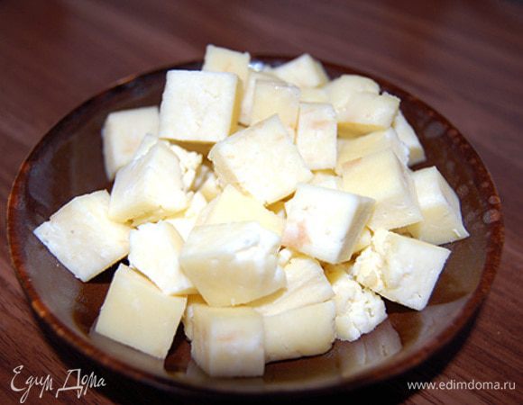 Если планируете жарить панир - нарежьте плотный сыр кубиками. Можно подать в виде "свежей" закуски - сформируйте из более мягкого панира шарики с добавлением любимых специй и травок :)