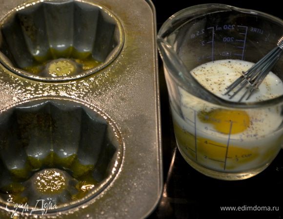 Разогреть духовку до 190 гр. Сбрызнуть или смазать маслом формочки .
Смешать хорошо яйца, молоко, соль и перец. Добавить ветчину, петрушку, протертый сыр.