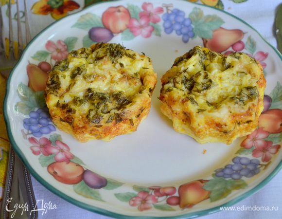 Готовую фриттату достанем из духовки и осторожно лопаточкой вынимаем из формочек. Подаем тут же горячей.