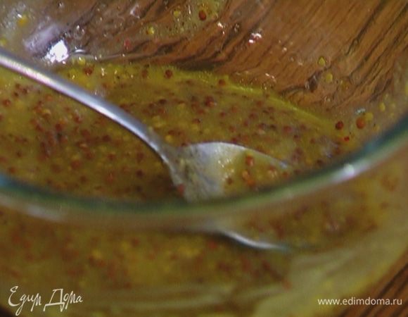 Приготовить заправку: соединить 1 ч. ложку горчицы с 1 ст. ложкой уксуса, посолить, поперчить и перемешать. Постоянно помешивая, тонкой струйкой влить оливковое масло. 
