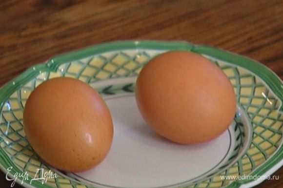 Оба яйца сварить вкрутую, затем одно почистить и нарезать вдоль кружками.