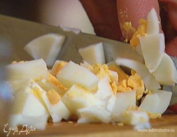 Оставшееся яйцо почистить и мелко порубить.