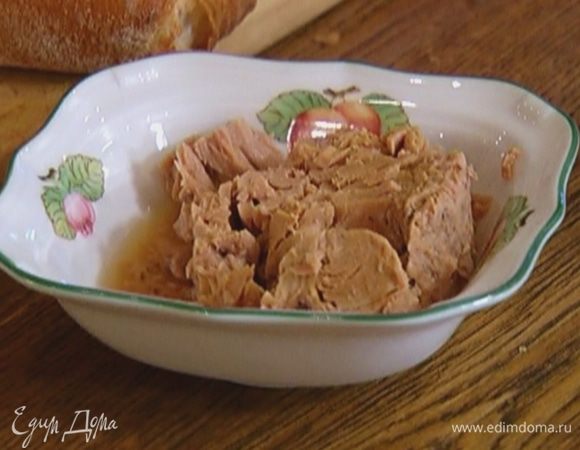 Приготовить начинку: тунца размять вилкой, добавить рубленое яйцо, оставшуюся горчицу и оливковое масло, поперчить, посолить и все перемешать.