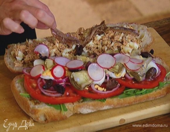 Выложить начинку из тунца на вторую половину хлеба, сверху поместить анчоусы.