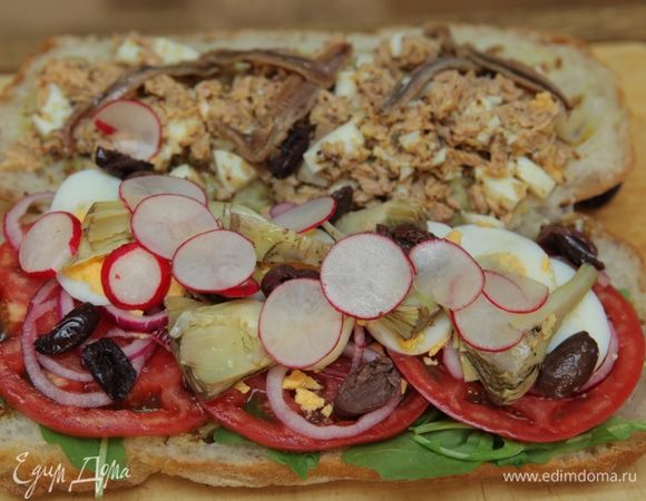 Соединить две половины батона и придавить сверху.