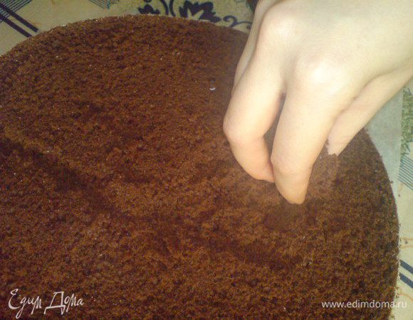 Приготовление бисквита:
Отделить белки от желтков.
Белки взбить миксером в густую пену.
Желтки взбить отдельно с сахаром.
Отдельно смешать остальные сыпучие компоненты и осторожно ввести в желтковую смесь. Если будет получаться слишком густое, добавить пару ложек топленого молока.
Туда же добавить растопленное масло какао.
Получившую смесь осторожно смешать с белковой пеной.
Выпекать бисквит около 30-40 минут при 180-200 градусах.
Остывший бисквит разрезать на 2 части и осторожно вынуть мякиш. 
Если бисквит получился слишком высоким, то можно и на 3.