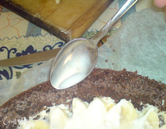 Пропитать верхнюю часть бисквита топленым молоком. Нижнего - только бортики.