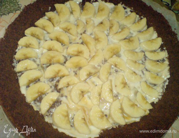 Внутрь нижнего бисквита выложить половину сыркового десерта (шоколадный топпинг с десерта собрать, можно добавить потом в крем). Аккуратно выложить кусочки бананов. 