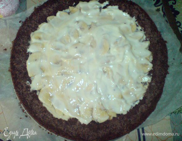 Залить бананы оставшимся десертом и накрыть верхней половинкой бисквита.