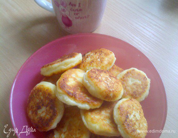 затем руками формировать сырники и обжарить на среднем огне с каждой стороны до румяной корочки. 