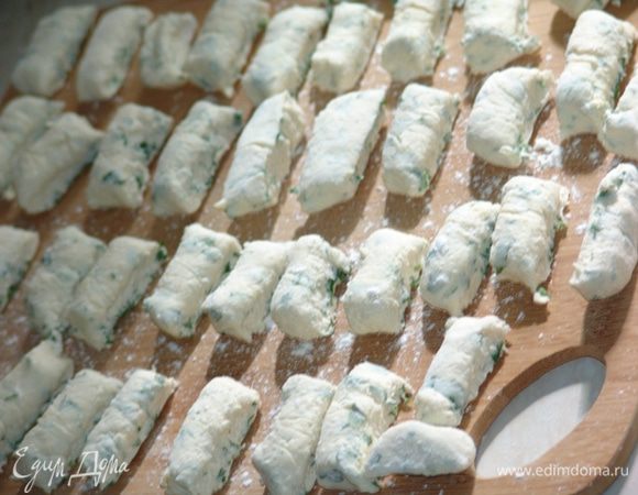 Нарезать вареники одинакового размера, сварить в подсоленной воде. Для заправки мелко режем лук и приваренные лесные грибы, обжариваем. 