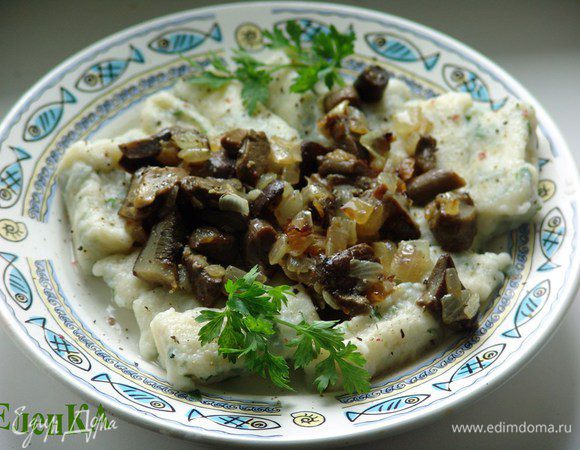 Вареники перемешиваем с заправкой. Перец - по вкусу.