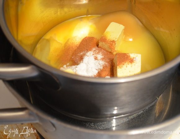 В кастрюльку кладем: сахар, масло, яйца, корицу, соду, мед и ставим на водяную баню, т.е. эту кастрюльку ставим в большую кастрюлю, наливаем в большую воды наполовину и ставим на огонь.