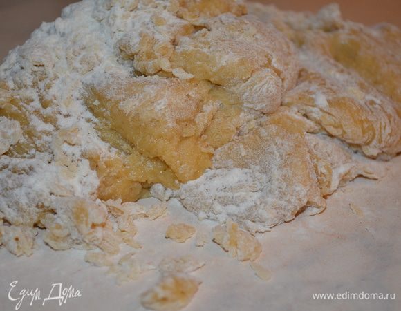 Снимаем с бани и начинаем всыпать муку. Небольшими порциями и постоянно мешаем. Добавляем до тех пор пока не станет тяжело мешать.