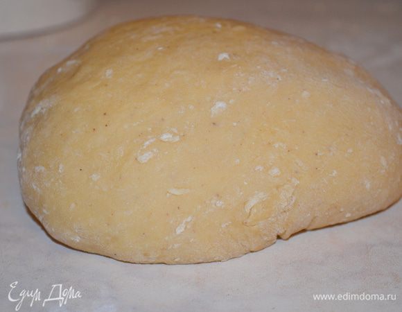 Выкладываем на стол и месим руками тесто. Добаавляем муку по-немногу, нельзя переборщить!!! Должно получится упругое и гладкое тесто, нелипнущее к рукам и столу. Оно буудет очень приятным и теплым, кофейного цвета.