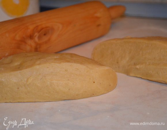 Тесто разделить на 2 равныее части