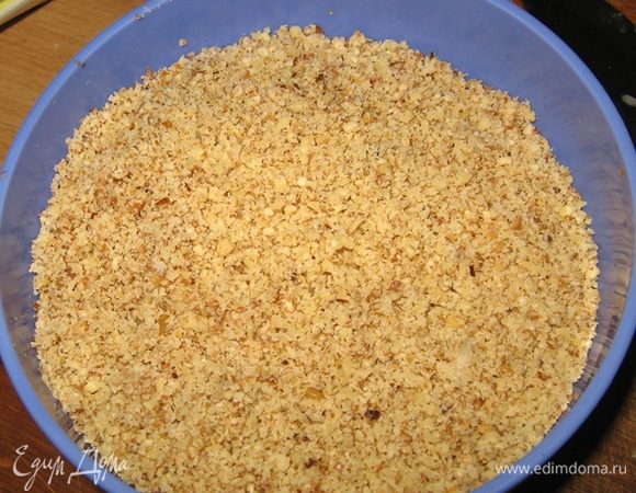 Орехи измельчаем в крошку в блендере или их можно истолочь скалкой (но это долго, а результат тот же) и всыпать к луку, продолжая жарить. Интенсивно работайте лопаткой для размешивания, орех имеет склонность к "кучкованию".