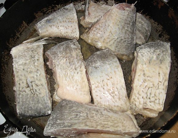 Рыбу жарим классически (посолив и запанировав в муке) на растительном масле, по возможности со всех сторон до полной готовности. Мне больше всего нравится с мождеем пеленгас, рекомендую.