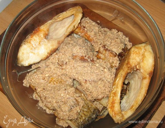 Затем переложите рыбу со сковороды в миску (или на блюдо для сервировки), покрывая каждый слой соусом, если ему случилось остыть или загустеть, не стесняйтесь добавить немного воды и прогреть - ему хуже от этого не станет. Рыбу можно сразу подавать. Можно гарнировать отварным картофелем, но я предпочитаю ничем это удовольствие не разбавлять... ну, разве что, кружечкой пива ;)