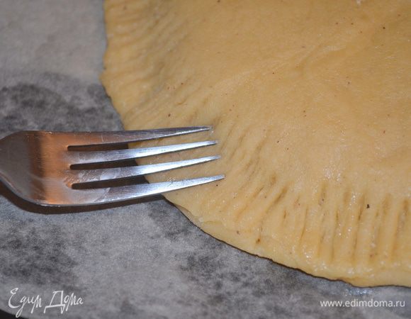 Раскатываем второй пласт и накрываем им джем, склеиваем края как следует, чтобы начинка не вытекла нивкоем случае и вилкой придавливаем вот так...