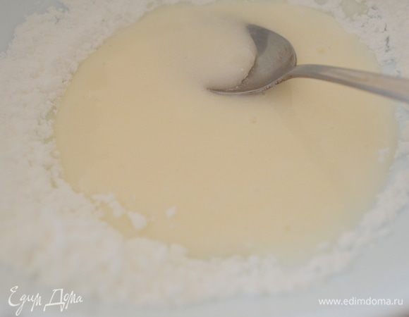 Для глазури высыпаем в мисочку пудру и по-немногу вливаем кипяток, сами определяем консистенцию глазури - или гуще или жиже. Ее мы делаем непосредственно перед окончанием выпечки пряника.