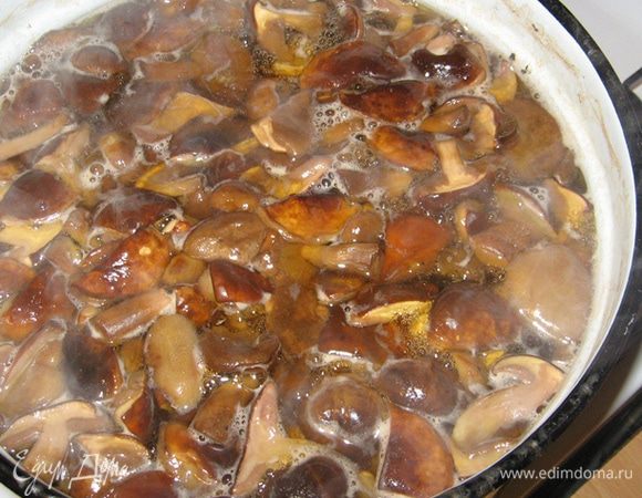 За эти 15 минут грибы должны «успокоиться», а грибной бульон из бурого стать золотистым.