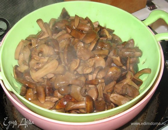 Откиньте грибы на сито и приготовьте маринад. 