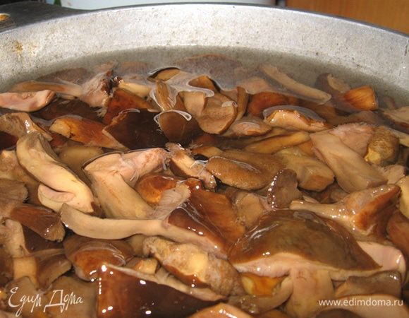 Переложите грибы в емкость, где они будут вариться в маринаде. Залейте водой так, чтобы она покрывала грибы как на фото (специально сделала покрупнее). Посчитайте, сколько литров воды вы используете.<br />
Откиньте грибы на сито.<br />
Налейте в емкость отмеренное количество воды, добавьте соль и сахар в нужной пропорции. Положите специи (кроме чеснока), доведите маринад до кипения и варите под крышкой 5 минут.