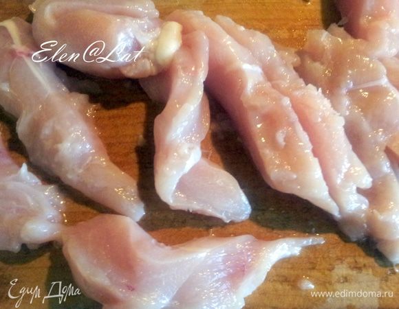 Итак все очень просто. Грудку порезать на длинные крупные полоски и посыпать приправами, но не солите.
