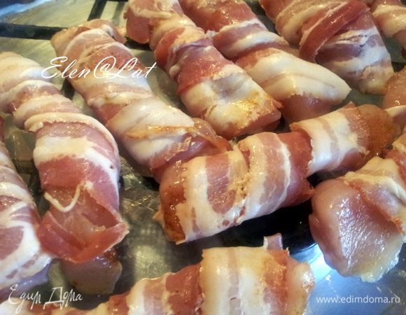 Каждый кусочек курицы оберните беконом.
