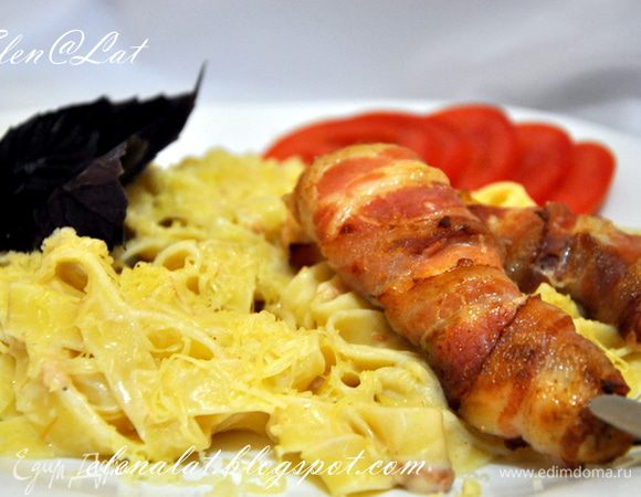 И все можно подавать к столу с запеченной курочкой, украсив базиликом и посыпав тертым пармезаном. Все безумно просто, быстро и вкусно.