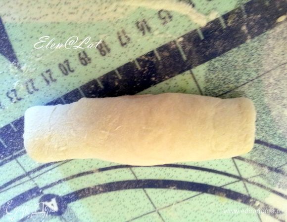 Скатать рулетик, чтобы начинка оказалась внутри.