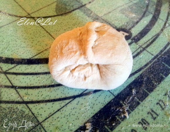 Свернуть колечком и снова защипать края.