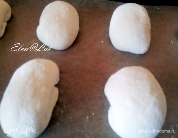 Булочку перевернуть швом вниз и выложить булочки на противень, заранее застеленный пергаментом. Накрыть полотенцем и дать постоять в теплом месте в течении 30-ти минут.
Затем булочки смазать смесью взбитого яйца и молока, посыпать кунжутом и отправить в духовку.