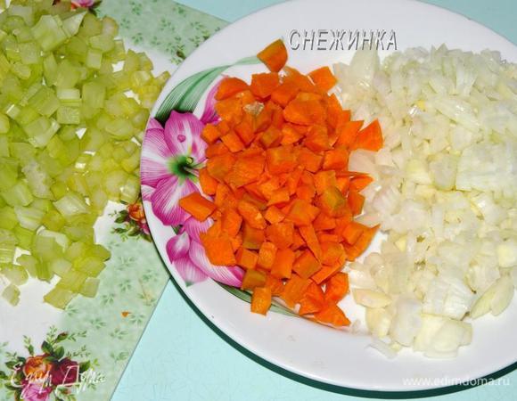 Лук и морковь чистим, моем. Вместе с сельдереем нарезаем небольшим кубиком. 