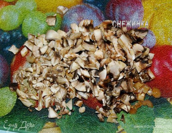 Шампиньоны нарезаем ломтиками.