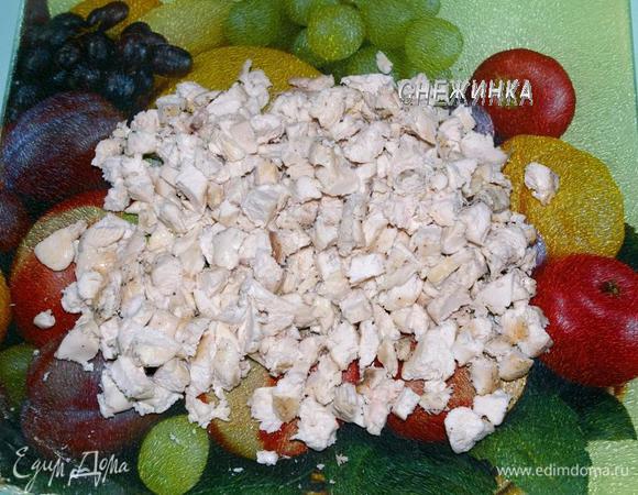 Обжаренное куриное филе нарезаем кубиком.