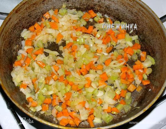 Затем к нему добавляем морковь и сельдерей. Солим, перчим по вкусу, посыпаем розмарином. Жарим, помешивая, 10 минут.