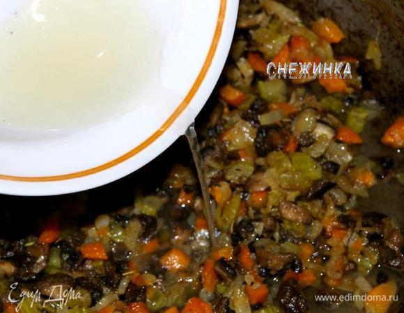 Наливаем бульон (или воду), доводим до кипения.