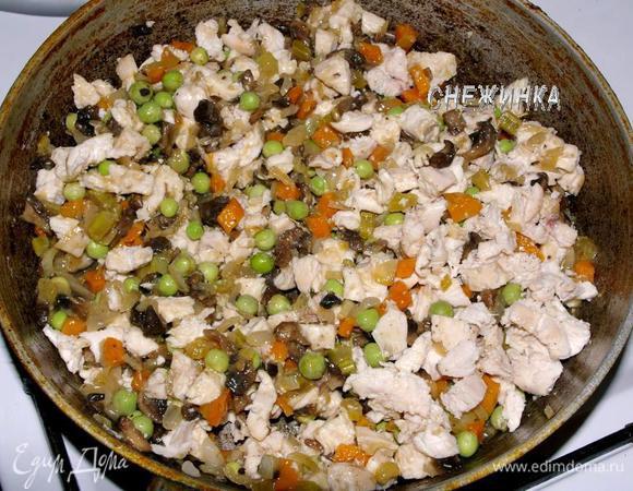 Теперь добавляем куриное филе и горошек.