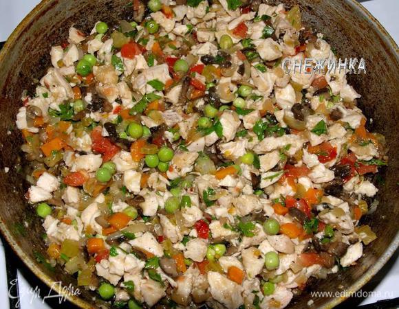 Отправляем всё в сковороду. Перемешиваем, томим несколько минут. Снимаем с огня. Оставляем под крышкой.