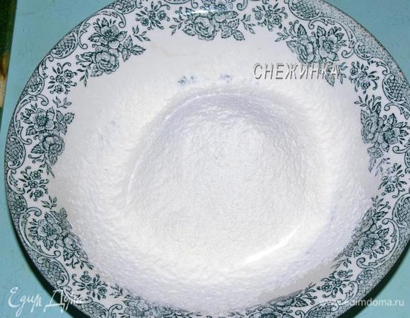 Для теста в мисочку просеиваем муку.